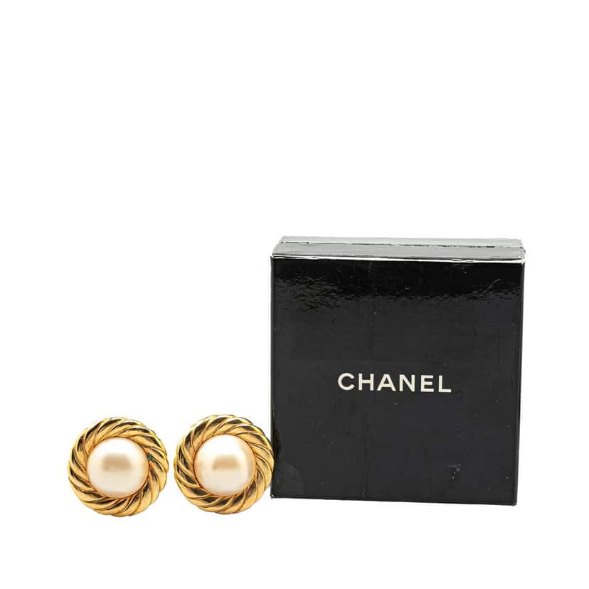 Chanel Gold Plated Round Faux Pearl Clip on Earrings Gold Metal Good condition - Model View