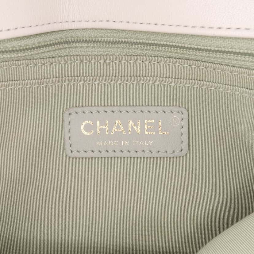 Chanel CC Quilted Calfskin Single Flap White Leather Very good condition - Box View