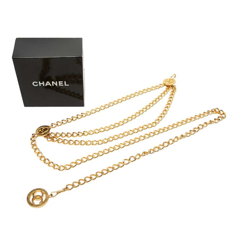 Chanel CC Gold Plated Medallion Triple Chain Belt Gold Metal Very good condition - Model View