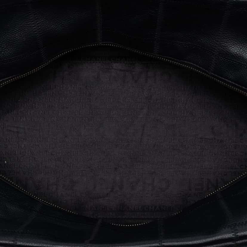 Chanel CC Chocolate Bar Caviar Wild Stitch Boston Bag Black Leather Very good condition - Model View