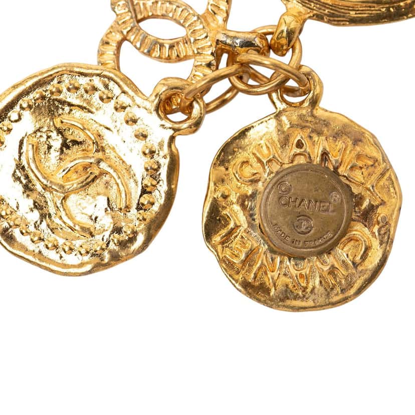 Chanel CC Gold Plated Coin Charm Brooch Gold Metal Very good condition - Model View