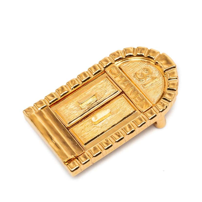 Chanel Gold Plated 31 Rue Cambon Door Pin Brooch Gold Metal Very good condition - Front View