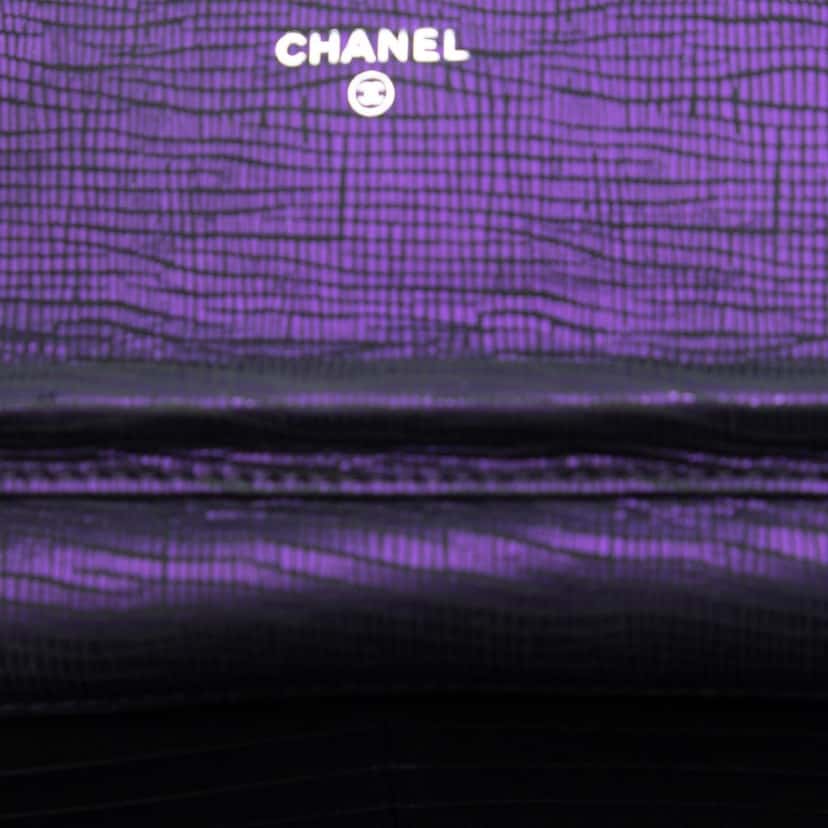 Chanel CC Metallic Crackling Lizard Printed Leather Wallet on Chain Purple Leather Very good condition - Model View