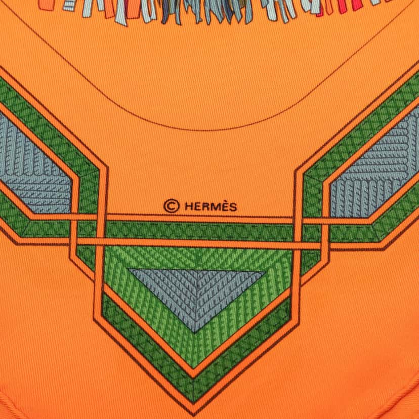 Hermès Cuirs Du Desert Silk Scarf 90 Orange Very good condition - Model View
