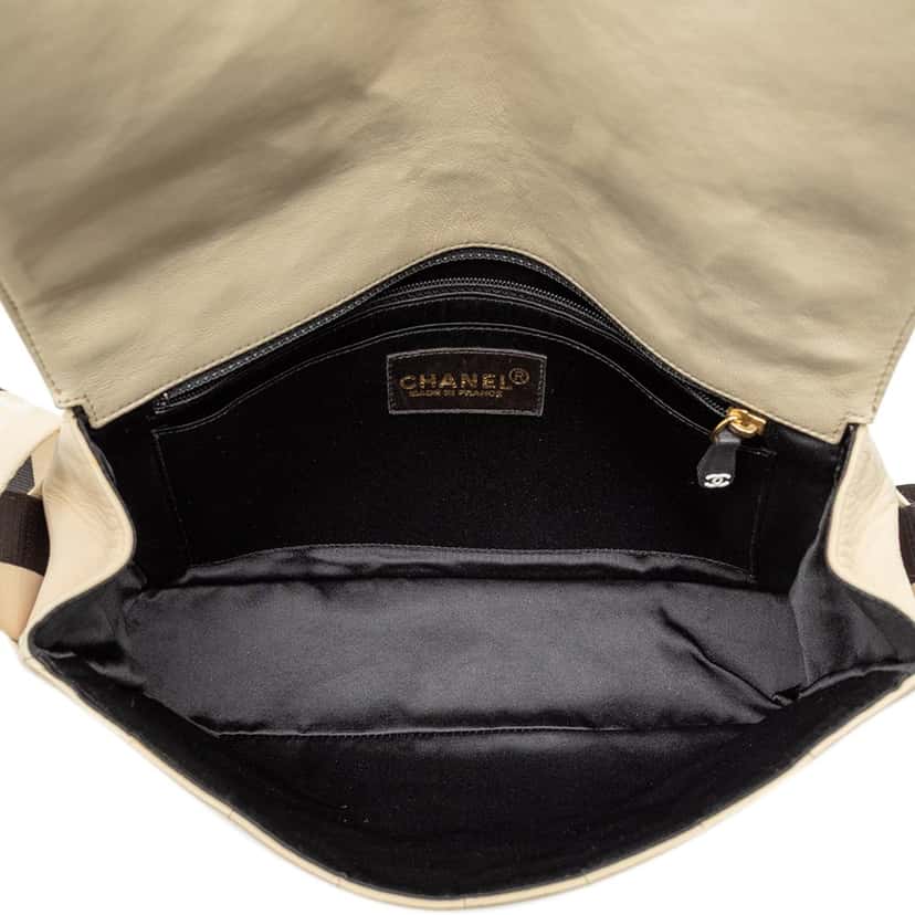 Chanel Chocolate Bar Lambskin Sport Line Crossbody White Leather Very good condition - Model View