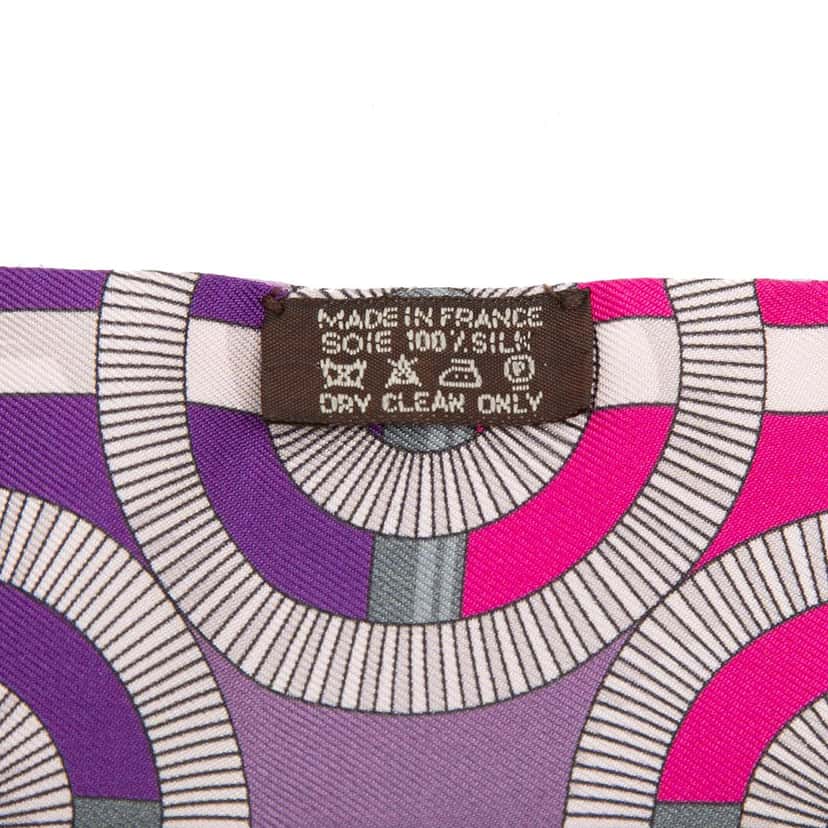 Hermès Eperon D Or Silk Twilly Scarf Purple Very good condition - Model View