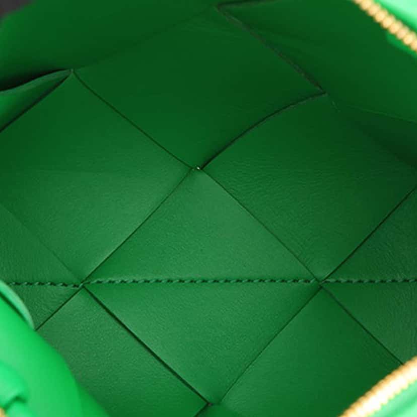 Bottega Veneta Mini Lambskin Intreccio Cassette Camera Bag Green Leather Very good condition - Model View