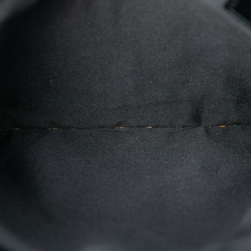 Gucci GG Canvas Crossbody Red Very good condition - Model View