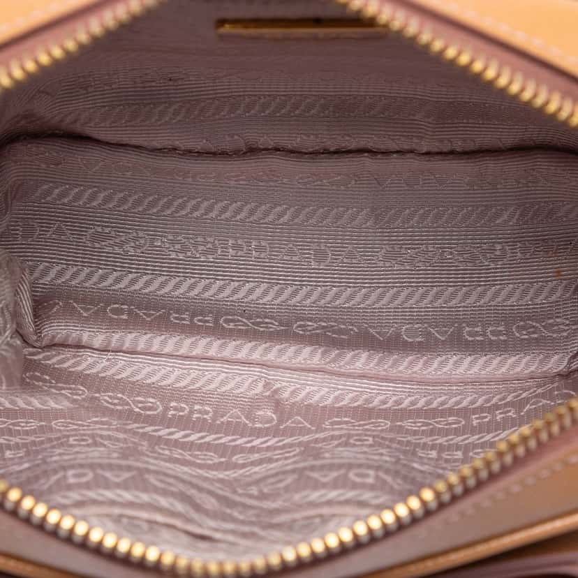 Prada Saffiano Vernice Bow Camera Bag Brown Leather Very good condition - Model View