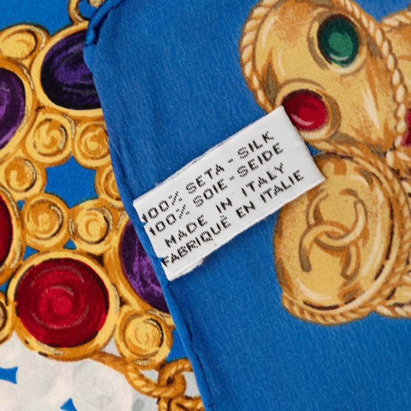Chanel Pearls and Gripoix Printed Silk Scarf 90 Blue Very good condition - Inside View