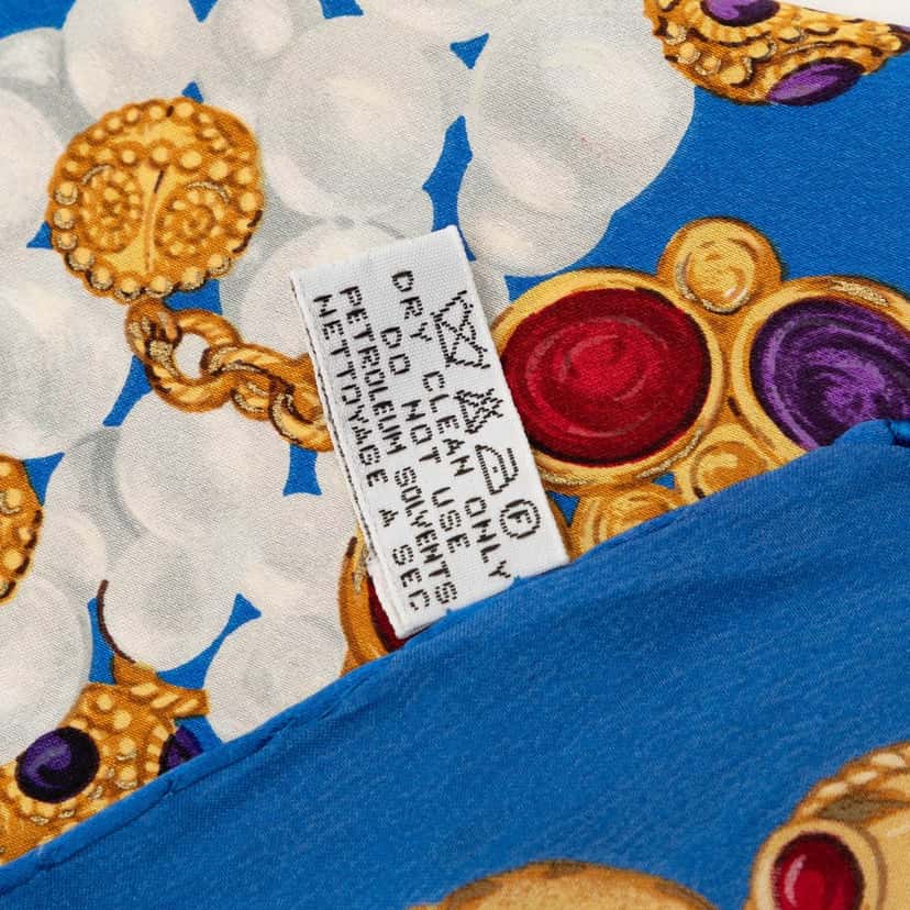 Chanel Pearls and Gripoix Printed Silk Scarf 90 Blue Very good condition - Model View