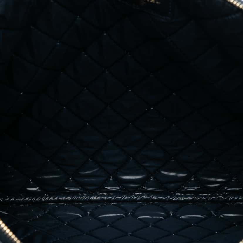 Chanel Large Quilted Lambskin O Case Clutch Blue Leather Very good condition - Model View