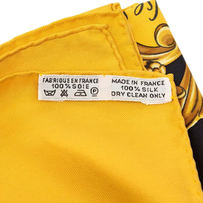 Hermès Carrosses d Or Silk Scarf Yellow Very good condition - Model View
