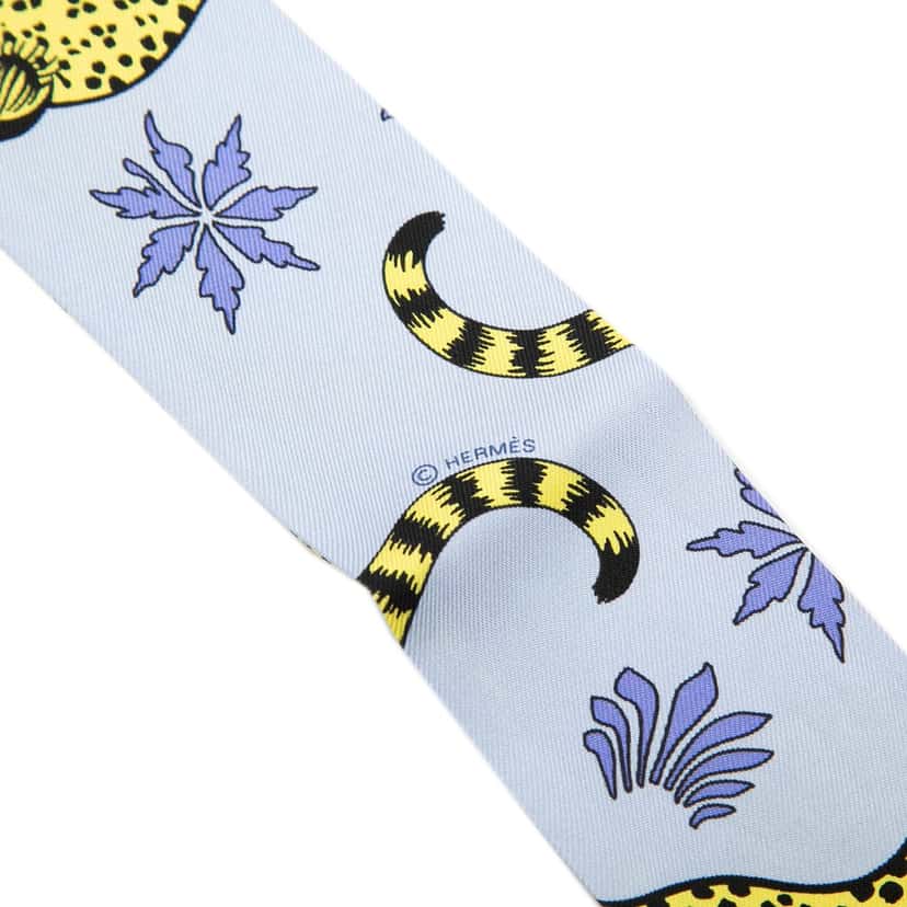 Hermès Les Leopards Silk Twilly Scarf Blue Very good condition - Model View