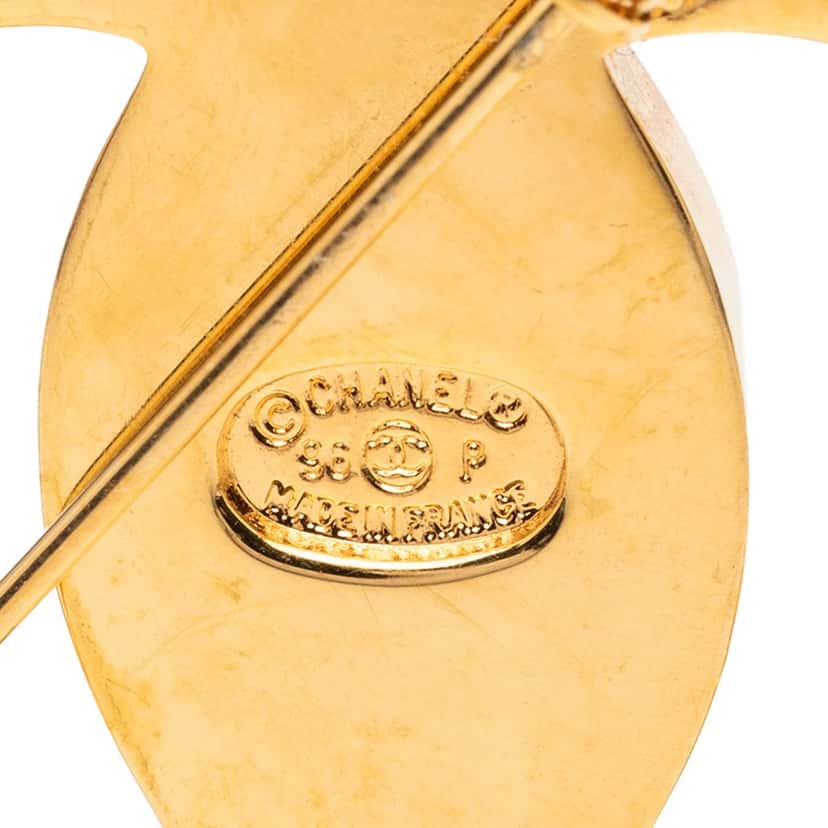Chanel CC Gold Plated Turn Lock Brooch Gold Metal Very good condition - Inside View