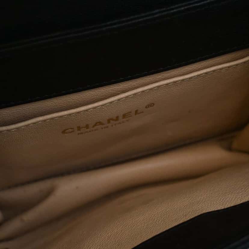 Chanel Small Chevron Sheepskin Subtle Flap Black Leather Very good condition - Model View