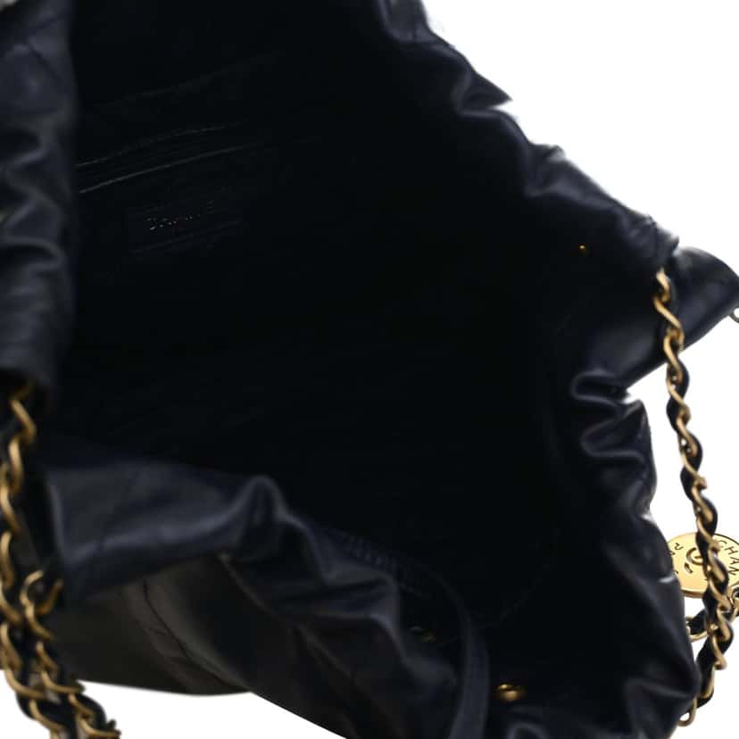 Chanel Medium Shiny Calfskin 22 Handbag Blue Leather Very good condition - Model View