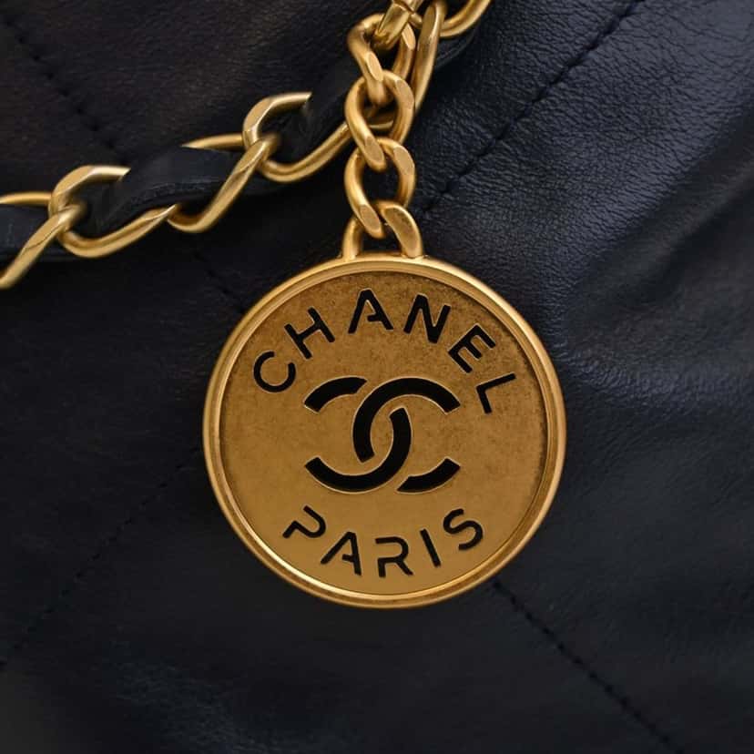 Chanel Medium Shiny Calfskin 22 Handbag Blue Leather Very good condition - Box View