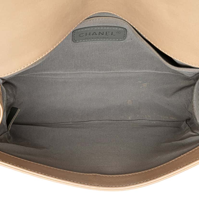 Chanel Old Medium Aged Calfskin Double Stitch Boy Flap Beige Leather Very good condition - Model View
