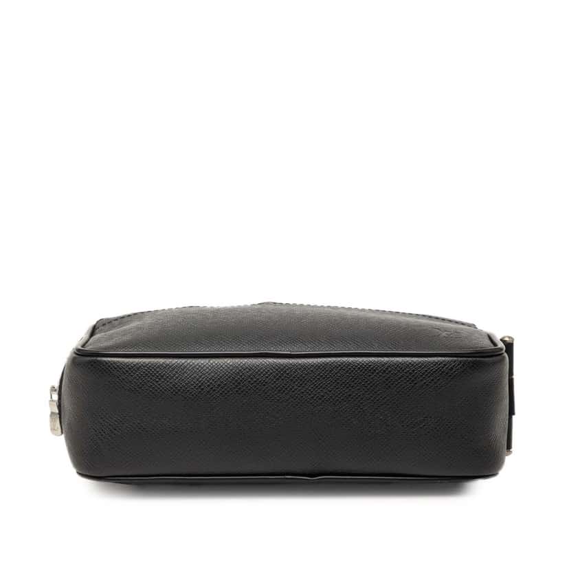 Louis Vuitton Taiga Pochette Kaluga Black Leather Good condition - Inside View