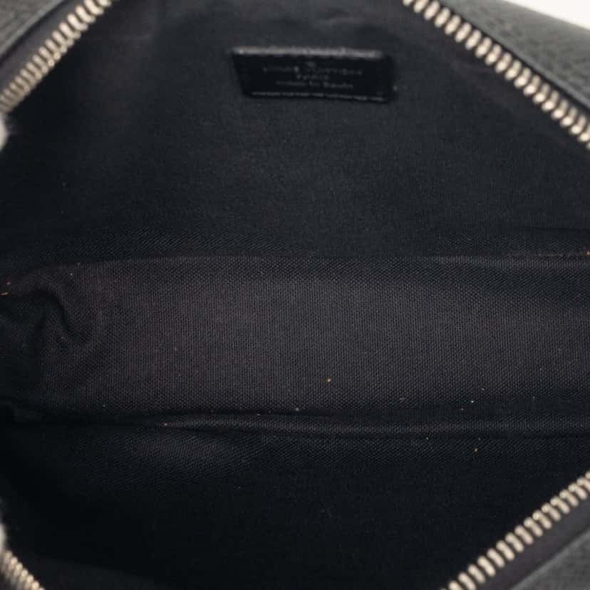 Louis Vuitton Taiga Pochette Kaluga Black Leather Good condition - Model View
