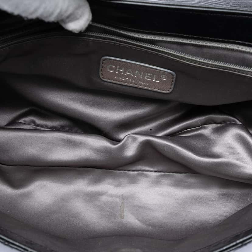 Chanel Quilted Lambskin East West Mademoiselle Flap Black Leather Very good condition - Model View