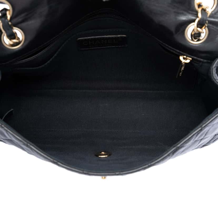 Chanel Medium Classic Lambskin Valentines Heart Charms Single Flap Black Leather Very good condition - Model View