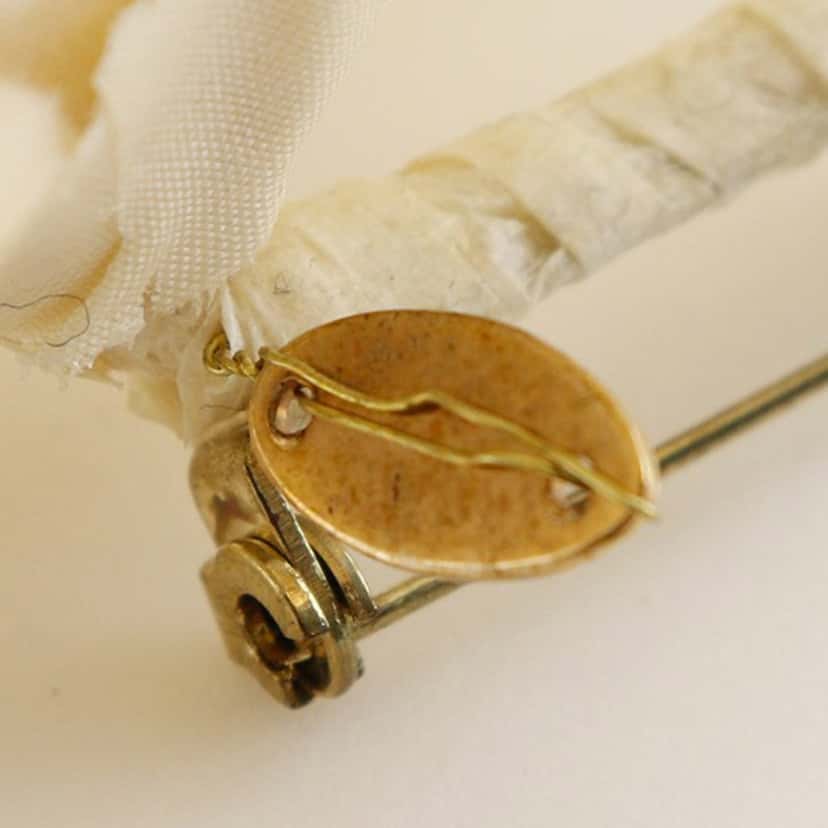 Chanel Wool Camellia Brooch White Very good condition - Model View