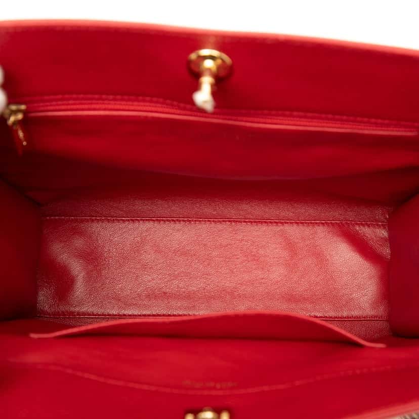 Chanel CC Caviar Turn Lock Chain Tote Red Leather Very good condition - Model View