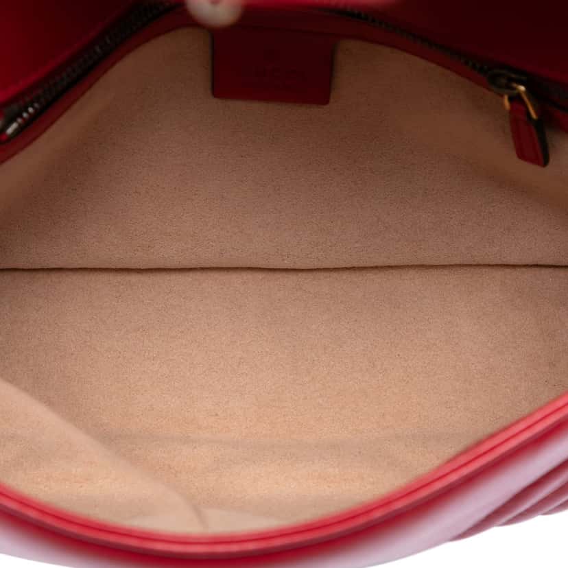 Gucci Medium GG Marmont Matelasse Leather Shoulder Bag Red Leather Very good condition - Model View