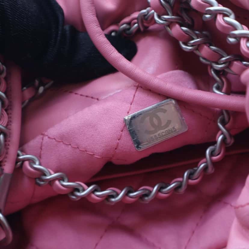 Chanel Mini Shiny Calfskin 22 Handbag Pink Leather Never worn - Model View