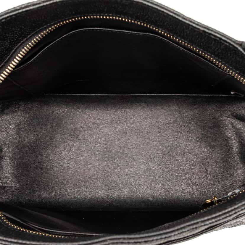 Chanel Caviar Medallion Tote Black Leather Never worn, with tag - Model View