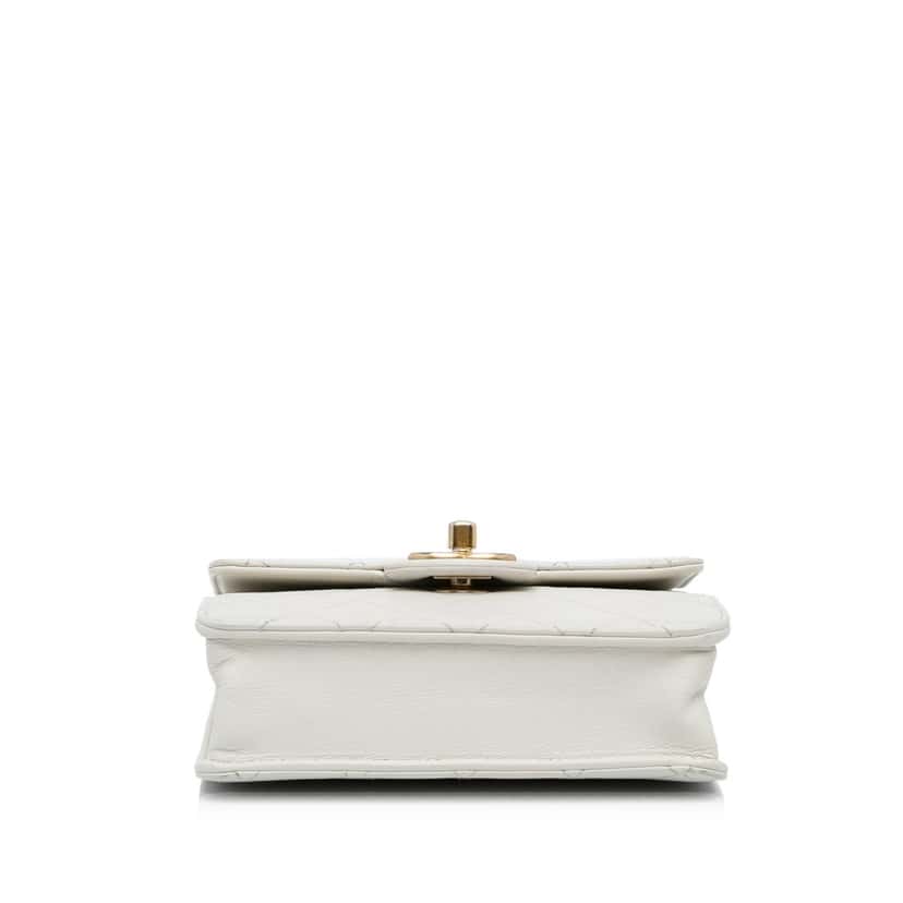 Chanel Mini Chic Pearls Crossbody White Leather Very good condition - Model View