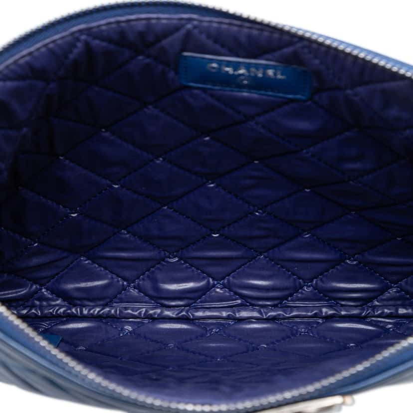Chanel Medium Quilted Lambskin Boy O Case Clutch Blue Leather Very good condition - Model View