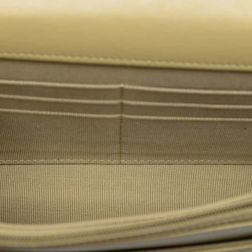 Chanel Quilted Lambskin 19 Wallet on Chain Green Leather Very good condition - Model View