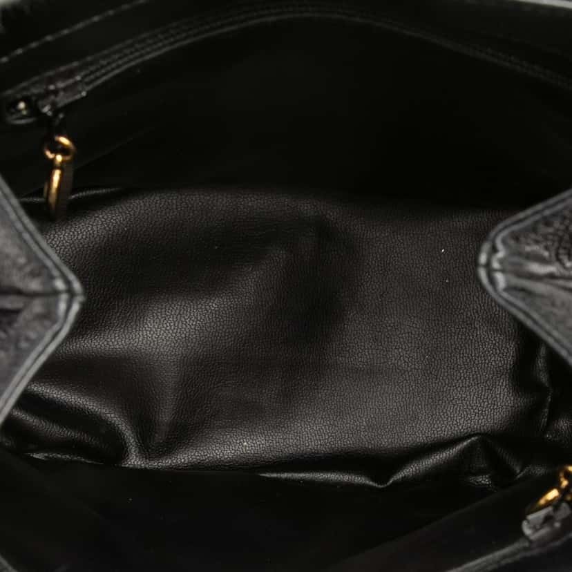 Chanel Triple CC Caviar Bucket Black Leather Very good condition - Model View