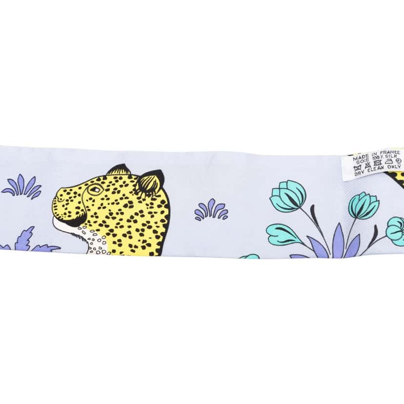 Hermès Les Leopards Silk Twilly Scarf Blue Very good condition - Model View