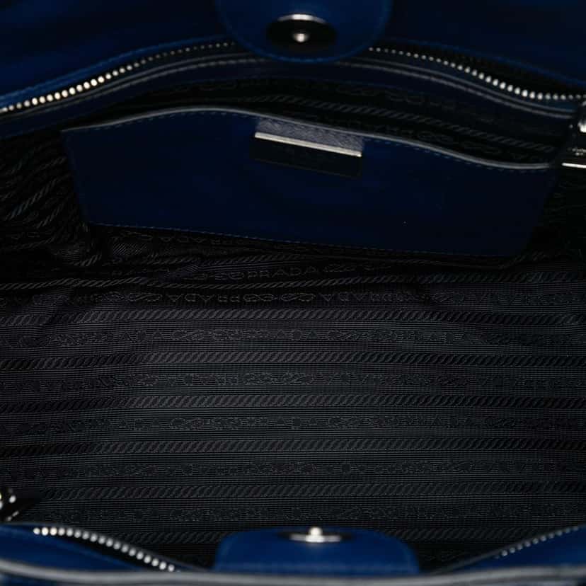 Prada Saffiano Soft Shopping Tote Blue Leather Very good condition - Model View