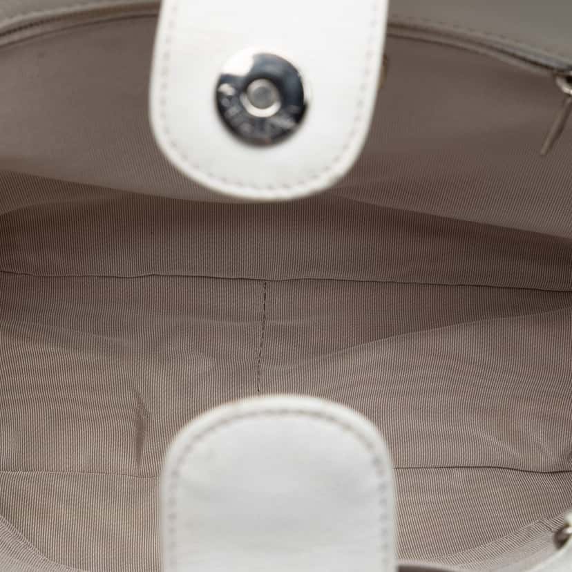 Chanel Caviar Petite Shopping Tote White Leather Very good condition - Model View