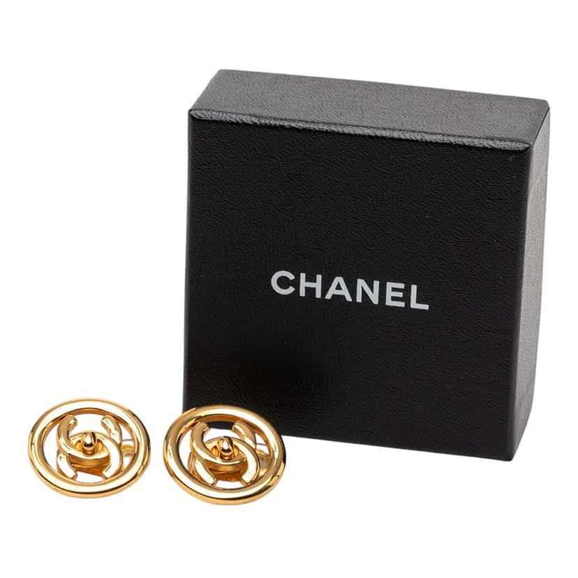 Chanel CC Gold Plated Turn Lock Clip On Earrings Gold Metal Very good condition - Model View