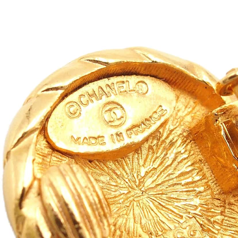 Chanel CC Gold Plated Round Clip On Earrings Gold Metal Very good condition - Model View