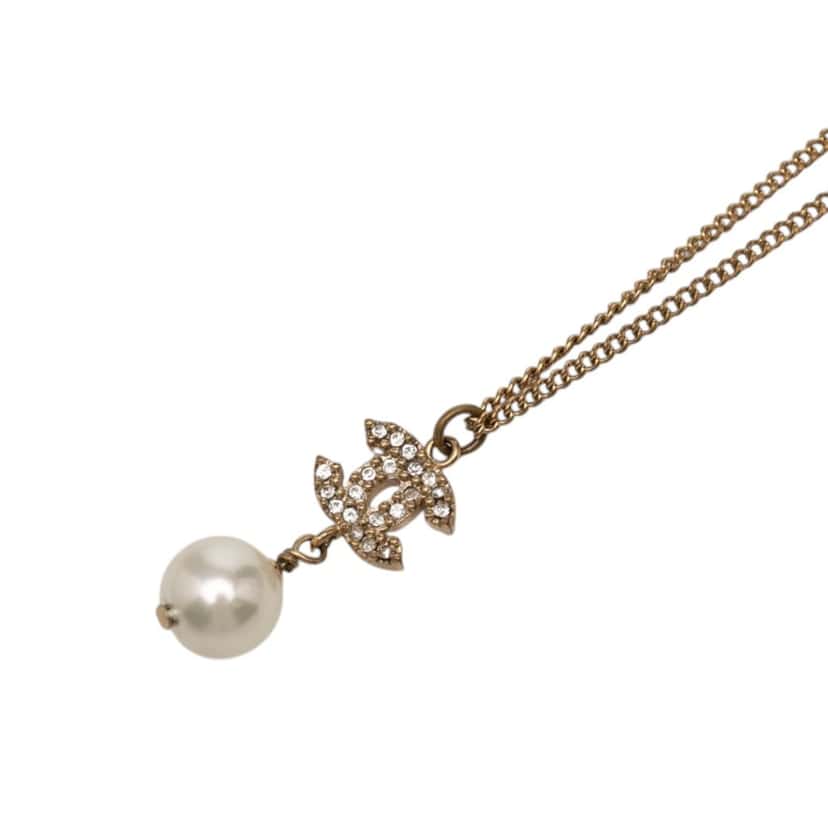 Chanel Gold Plated Strass CC Faux Pearl Drop Pendant Necklace Gold Metal Very good condition - Model View