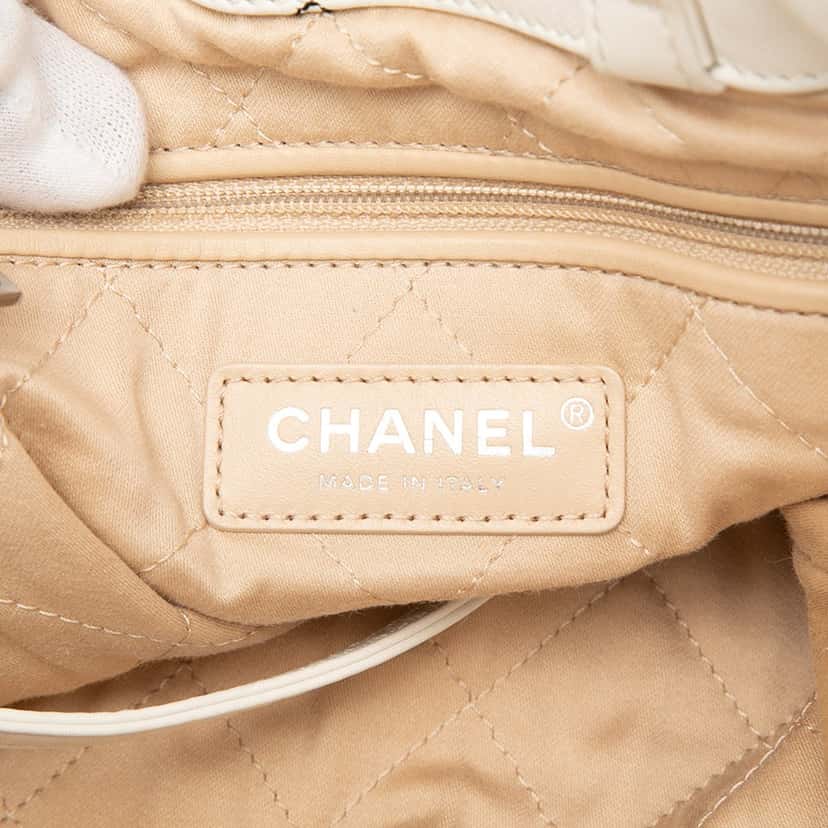 Chanel Large Quilted Shiny Calfskin 22 Backpack White Leather Very good condition - Box View