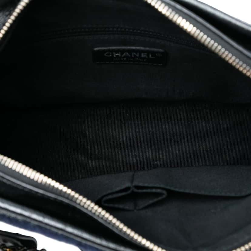 Chanel Medium Wool Paris Hamburg Embroidered Gabrielle Hobo Blue Very good condition - Model View