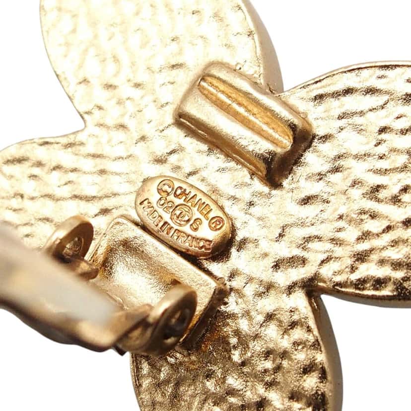 Chanel CC Gold Plated Enamel Flower Clip On Earrings Gold Metal Very good condition - Box View