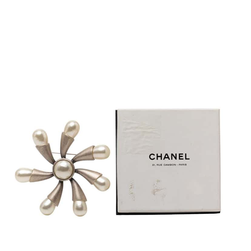 Chanel Gold Plated Faux Pearl Flower Brooch Gold Metal Very good condition - Model View