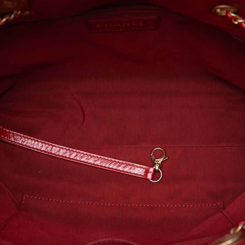 Chanel CC Quilted Calfskin Front Zip Drawstring Chain Tote Red Leather Very good condition - Model View