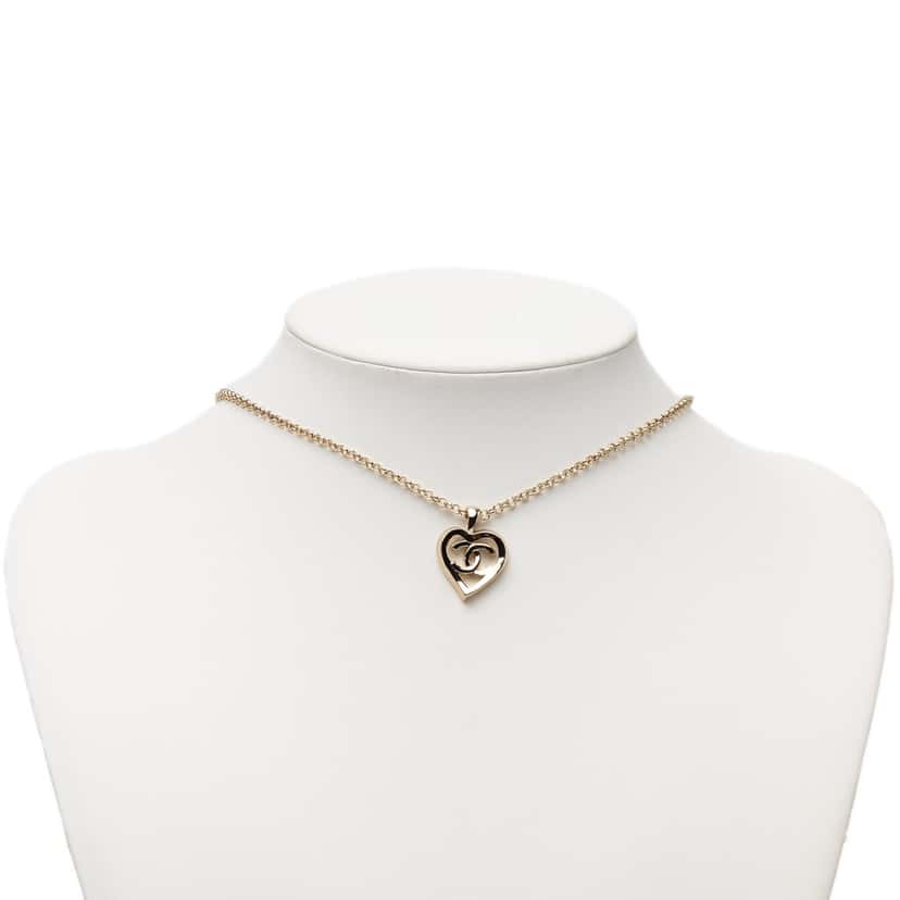 Chanel CC Gold Plated Heart Pendant Necklace Gold Metal Very good condition - Model View