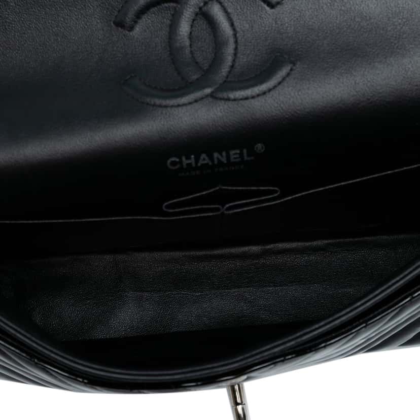 Chanel Medium Classic Chevron Patent Double Flap Blue Leather Very good condition - Model View