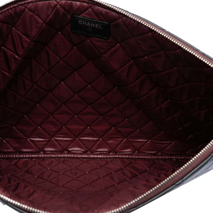 Chanel Large Quilted Lambskin O Case Clutch Black Leather Never worn, with tag - Model View